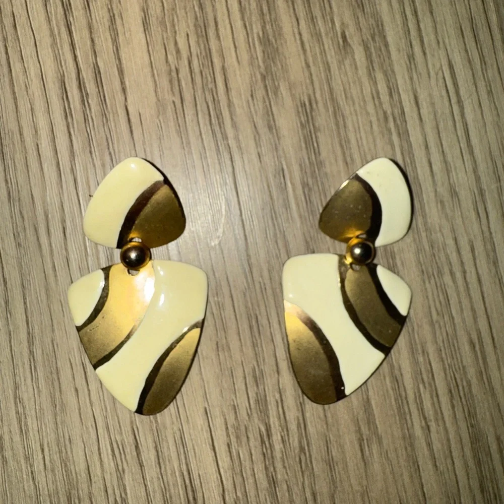 ⭐️Elegant‎ Gold and Cream Earrings⭐️